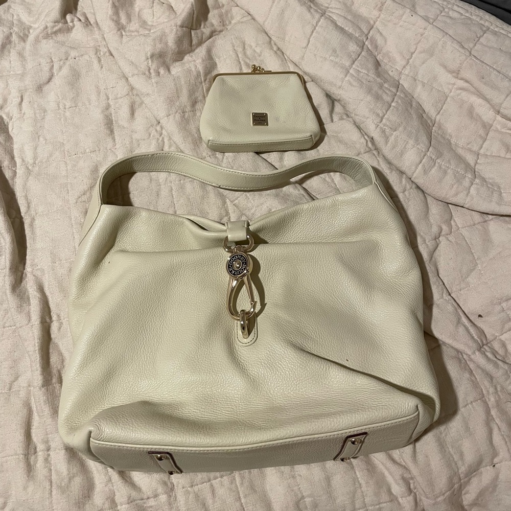 White Dooney & Bourke Pebble Grain Lock Sac with matching coin case. never used.
